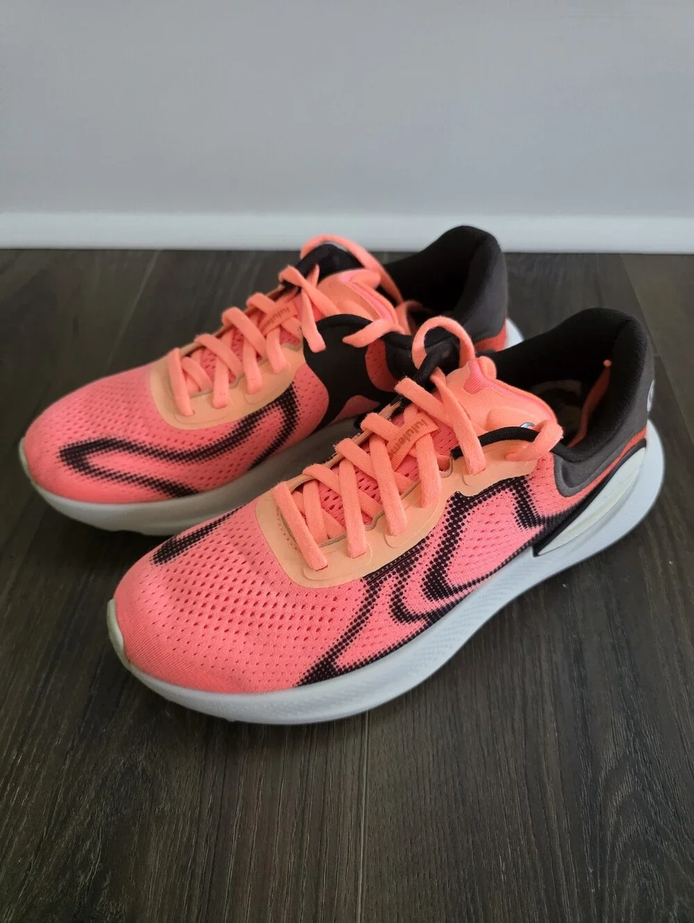 Lululemon Beyondfeel Women's 8 Neon Coral Athletic Running Shoes
